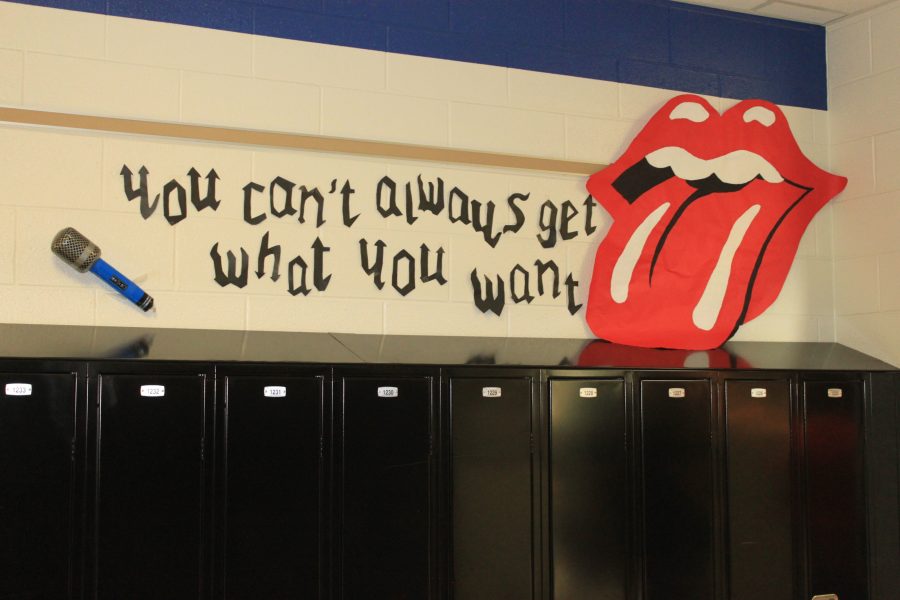 The+junior+hallway+was+decorated+to+match+the+theme+of+rock.